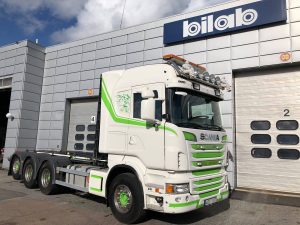 Vit Scania lastbil med gröna detaljer